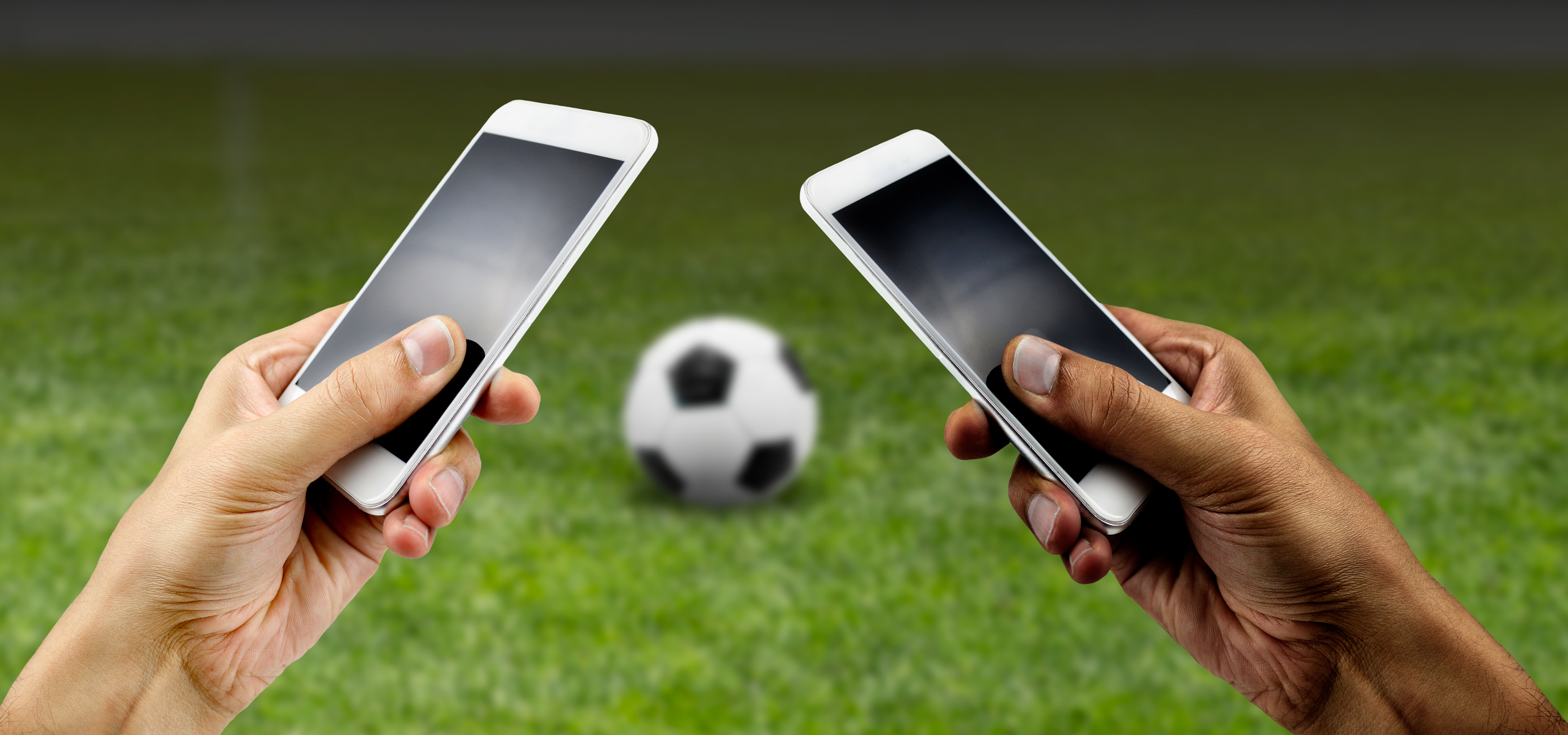 Футбол на мобильном. Mobile Sports betting app. Betting Phone. Betting articles. Football in smartphone.