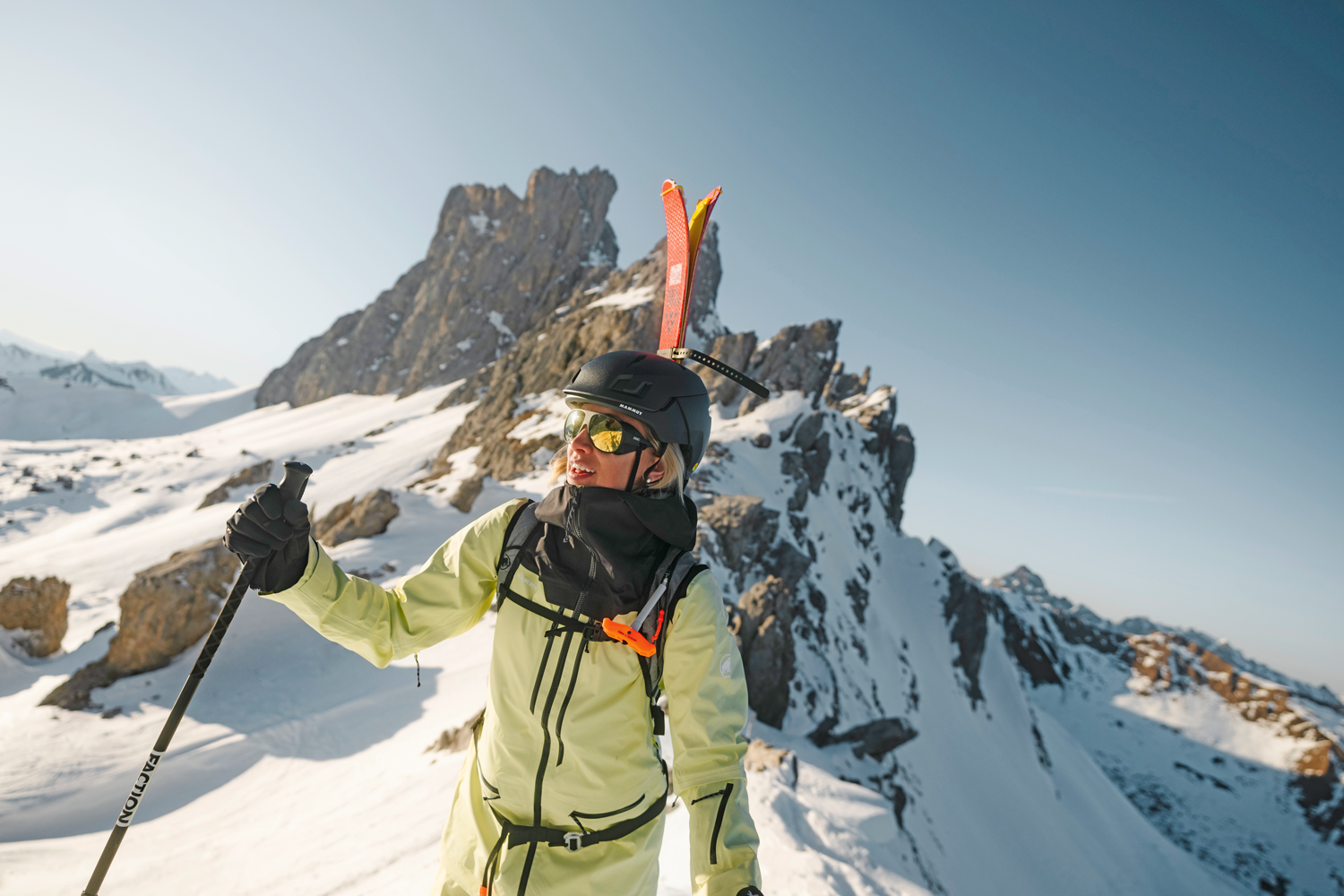 Immer mit  auf Tour: Ein Blick auf Skitourenzubehör mit Fokus auf Helm und Stöcke