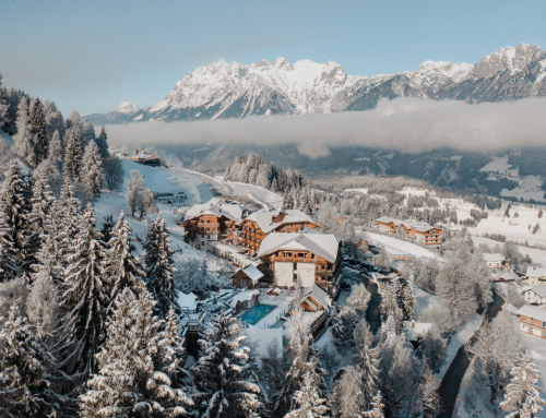 © Hotel / Höflehner / CMVisuals / Hotel-Außenansicht im Winter Dein perfekter Sonnenskilauf – im Natur- und Wellnesshotel Höflehner
