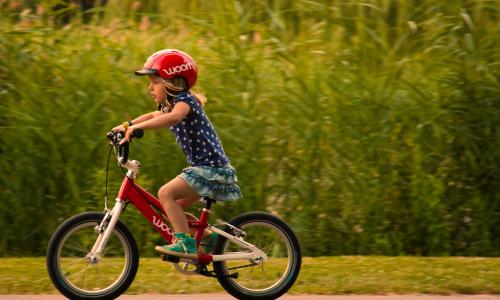 Kind beim Radfahren © Hersteller / Woom Kind beim Radfahren