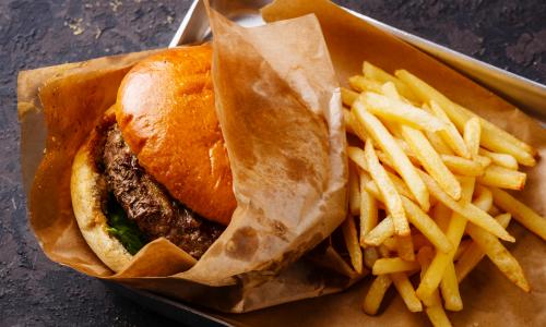 Burger, Pommes & Co.: So ungesund ist Fast Food wirklich © iStock / Lisovskaya Burger, Pommes & Co.: So ungesund ist Fast Food wirklich
