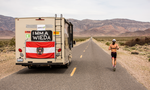 Speed Project: Wenn 10 Männer von L.A. nach Las Vegas laufen © Fotograf / Gernot Eder / Endlose Geraden im Death Valley. Speed Project: Wenn 10 Männer von L.A. nach Las Vegas laufen