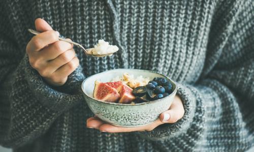 Nährstoffbedarf, Flüssigkeitszufuhr & Co.: So bleibst du winterfit! © iStock / Foxys_forest_manufacture Nährstoffbedarf, Flüssigkeitszufuhr & Co.: So bleibst du winterfit!