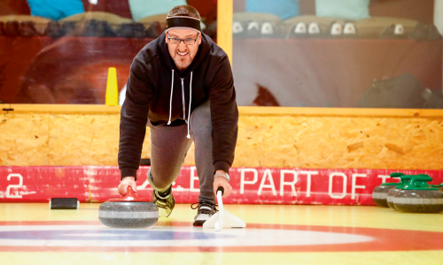 Wir gegen die Stars: SPORTaktiv-Reporter Markus Geisler wagt sich beim Curling aufs Eis