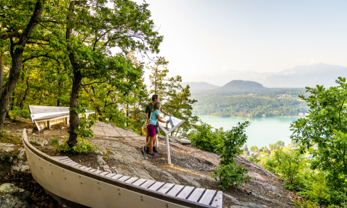 © Fotograf / Wörthersee Tourismus / Gert Perauer / Den Wörthersee zu Füßen: Dieser Aussichtspunkt findet sich am Slow Trail Römerschlucht. Wandern am Wörthersee: Slow Down am See
