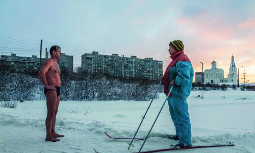 © Fotograf / Alexandre Sladkevich / Smalltalk zwischen Eisbader und Langläuferin. Nördlich des Polarkreises wohlgemerkt. Die Walrosse - oder die Eisschwimmer von Murmansk