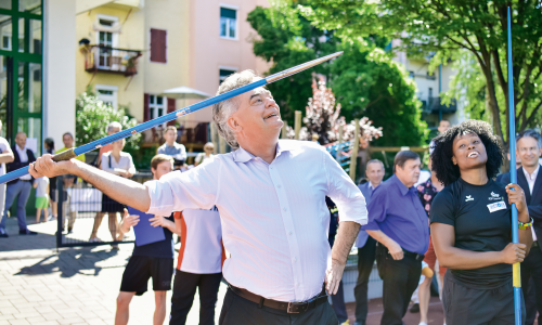 © Fotograf / GEPA pictures / Simona Donko / Olympia 2021 geht sich im Speerwurf nicht mehr aus. Werner Kogler versucht aber, Österreich in Bewegung zu halten. "Es knirscht an manchen Ecken": Sportminister Werner Kogler im großen Interview