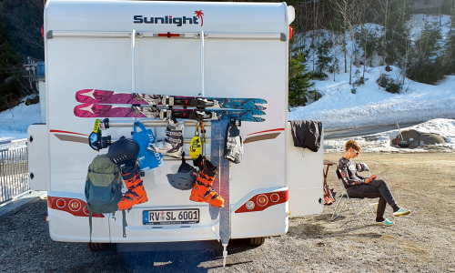 © SPORTaktiv / Christoph Heigl / Nach der Skitour nach Hause hetzen? Nicht mit uns. Mensch und Material genießen die Sonne. Campen im Winter: Mit Ruhepuls und Vollausstattung