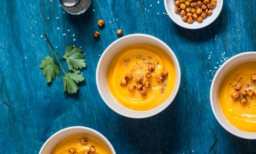 © iStock / OksanaKiian Gesunder Rezepttipp: Karotten-Süßkartoffel-Suppe