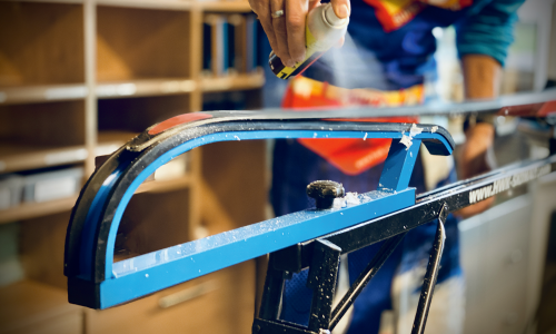 © Hersteller / HWK Skiwax / Flüssigwachse werden einfach aufgesprüht. Wer es professioneller angehen möchte, muss etwas mehr Aufwand einplanen. Keine Angst vorm Selberwachsen: Wie man Langlaufskier in Schuss hält