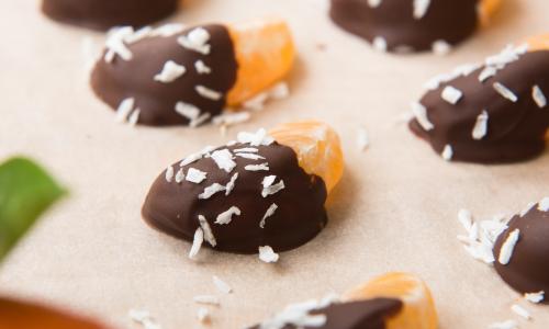 © iStock / Zbarovskiy96 Dessert-Rezept für Figurbewusste: Schokolade-Mandarinen