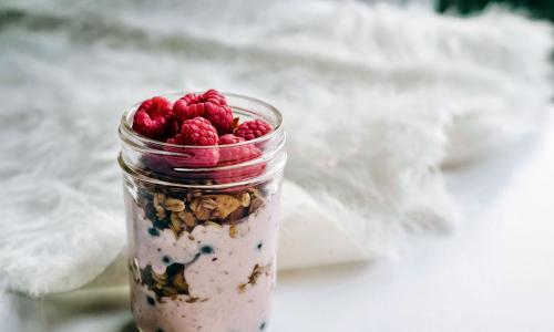 © Fotograf / nöm PRO / unsplash / Alisha Hieb Gesunder Rezepttipp: Protein Overnight Oats