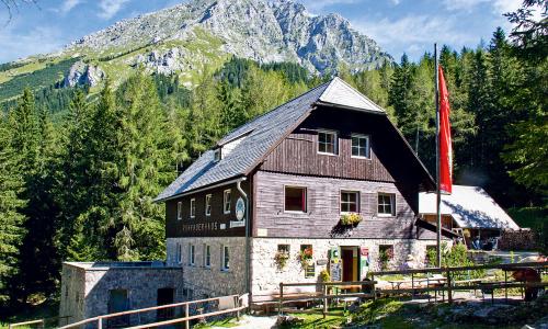 © Tourismusregion / TVB Pyhrn-Priel / Bruno Sulzbacher / Die 3-Hütten-Wanderung in Spital am Pyhrn geht auch beim Rohrauerhaus vorbei. Top 20 Hüttentouren 2022