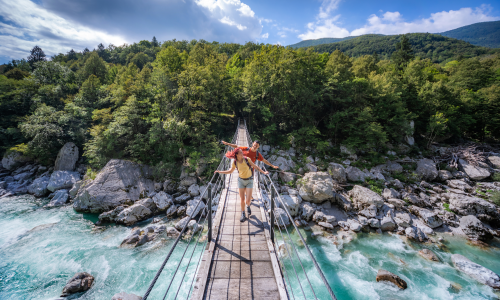 © Fotograf / Jošt Gantar / Der Soča-Trail führt vom Ursprung der Soča entlang des smaragdgrünen Flusses durch den Nationalpark Triglav bis nach Bovec. Top 20 Traumtouren 2022