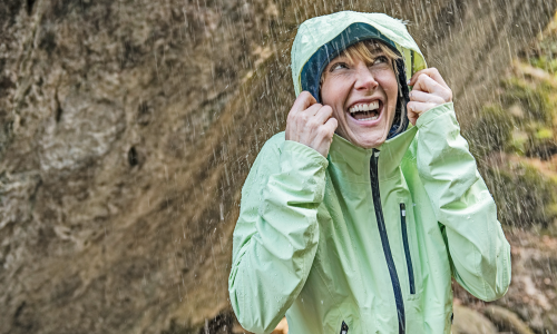 Nimm's leicht, wenn's regnet: Alles über kompakte Regenjacken zum Wandern