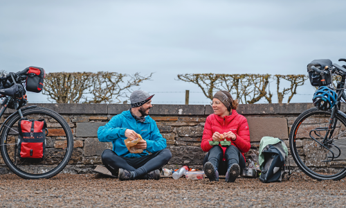 © Fotograf / saddlestories.at / Wie der Name Saddle Stories suggeriert, reisen Angelika und Reinhard viel mit dem Rad. Sie haben aber auch schon wandernd allerhand Winkel entdeckt – ihr Ideen-Buch für 2023 ist ebenfalls schon prall gefüllt.. Saddle Stories: Wie 2 Bike-Begeisterte vom Sattel aus die Welt entdecken