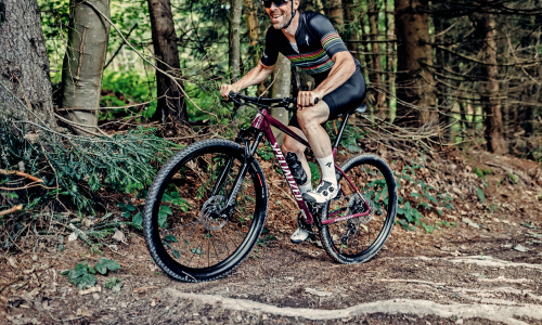 © Fotograf / Specialized / Lindacher Leichtfüßig: Warum moderne XC-Bikes mehr als "nur" flott bergauf können