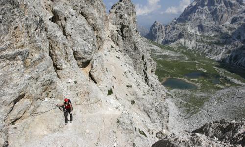 Die 15 wichtigsten (Benimm-)Regeln für den Klettersteig © iStock / JimmyLung Die 15 wichtigsten (Benimm-)Regeln für den Klettersteig