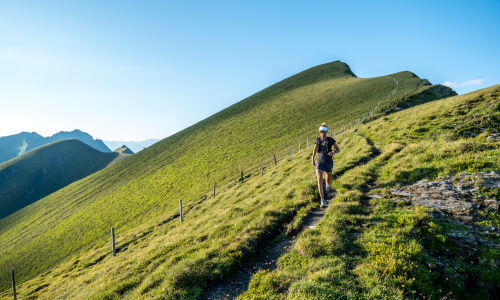 © Fotograf / Gasteinertal Tourismus / Ronny Katsch / Für jeden Anspruch: Auf den beschilderten Trails rund um Gastein findet jeder „seinen“ Traumtrail. Hoch über den Tälern: Trailrunning in der Gasteiner Bergwelt