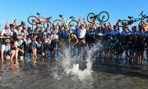 © Fotograf / mjk-sportmarketing / An der Endstation in Grado wird Gletschereis ins Meer geworfen. Fuga 300: Der Radmythos ist bewältigt!