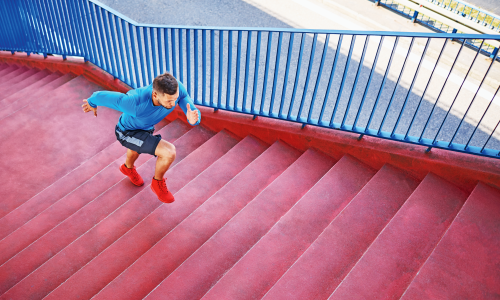 © Foto: Getty Images / STEP BY STEP. Intervalltrainings gelten als besonders geeignet, um seinen „VO2max“-Wert zu verbessern – für Hobbyläufer ist aber vor allem ein in sich stimmiges Trainingskonzept wichtig. PS-Tuning für Läufer: Was es mit VO2max auf sich hat und wie man sie trainiert