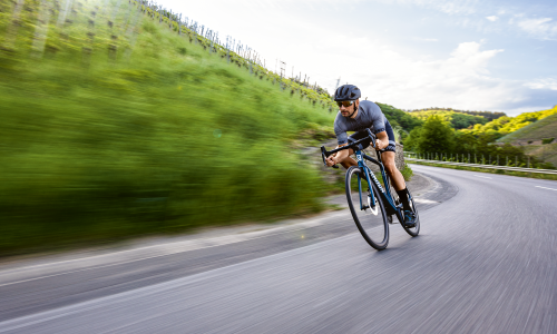 © Hersteller / Radon Bikes / Kurvenräuber. Mit dem Rennrad durch Kurven fliegen? Asphalt kann kaum besser genutzt werden. Schmale Spur