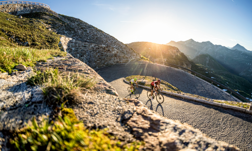 © Fotograf / Kärnten Werbung / Markus Greber / Freuen wie ein Glocknerkönig. Dieser Kopfsteinpflaster-Abstecher von der Großglockner-Hochalpenstraße führt hoch zur Edelweißspitze (2572 m), Tourlaubs-Reviere: Wo es sich mit dem Rennrad gut urlauben lässt