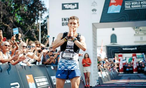 © Fotograf / © WMTRC 2023 / roast media / Alanis Duc / Am Ziel der Träume. Benjamin Roubiol überquerte nach 9:52:59 Stunden als Erster die Ziellinie bei der Trailrunning-WM in Innsbruck-Stubai. Eins mit der Landschaft: „Trail Long“-Weltmeister Benjamin Roubiol im Interview