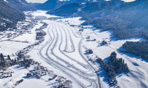 © Fotograf / Weissensee.com / Stefan Vathe / Kilometer um Kilometer auf Kufen: Der Weissensee in Kärnten verwandelt sich im Winter zum einzigartigen Gelände für Eisläufer. Top 20 Winteralternativen 2023