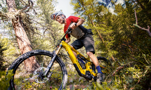 © Hersteller / Flyer Bikes / Goldene Mitte. Enduro ist für viele das, was Mountainbiken ausmacht. Berge hochtreten, um danach mit breitem Grinsen ins Tal zu brettern. Die Essenz des Bergrads: Woher Enduro-MTBs kommen und wer damit glücklich wird