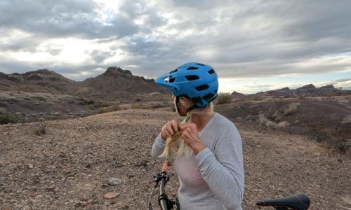 © Getty Images / AscentXmedia Helmfrisur: 5 Hairstyles fürs Klettern, Ski- und Radfahren