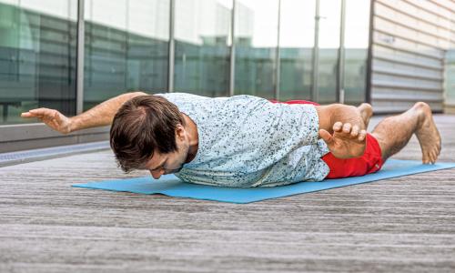 © SPORTaktiv / Thomas Polzer Streck dich: 6 Übungen gegen Nacken- und Schulterprobleme