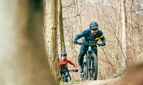 © Fotograf / Bosch eBike Systems / Ralph Klohs / Bergauf-Fahrfreude. Stefan Schlie 2023 bei der Eröffnung des von ihm mitgestalteten Uphill Flow Trails im Trailcenter Wien. Den Flow im Pedal: Stefan Schlie und die Wirklichkeit gewordene Vision des „Uphill Flows“