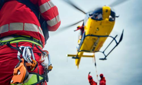 © iStock / Getty Images Plus / Chalabala / Adäquat versichert, lassen sich im Falle eines Bergsportunfalls hohe Kosten sparen. Unfall und Schadensdeckung: Gedanken rund ums Versichern im Sport