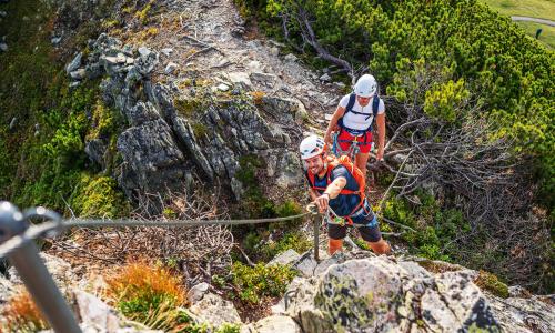 © Fotograf / TVB Pillerseetal / Sebastian Astl / Der Klettersteig Himmel & Henne im Tiroler Pillerseetal ist – in der einfachsten Variante – auch einsteigertauglich. Top 20 Klettersteige für Einsteiger 2024