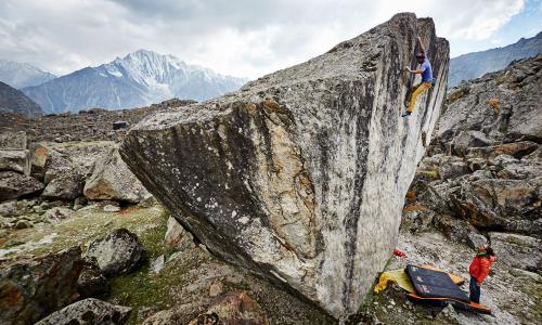 © Fotograf / Ray Demski / Zangerls Shangri-La. Sein kleines Stückchen Boulder-Himmel im Himalaya. Boulder-Urgestein: Was Boulder-Pionier Bernd Zangerl in seinem Sport gern ändern würde
