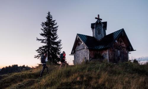 © © JOSalzburg / Die Friedenskapelle auf der Tour aufs Hochgründeck in St. Johann bei Salzburg. Top 20 Frühjahrs-Wandertouren 2024