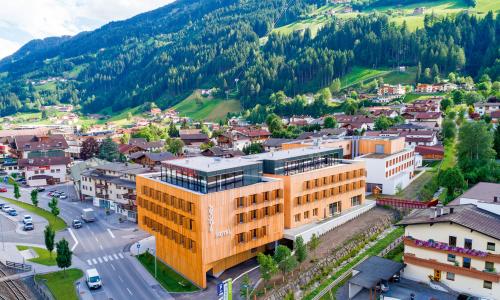 © Hotel / Explorer Hotels / Zentral und trotzdem nah am Berg. Das Explorer Hotel Zillertal. Top 20 Wanderunterkünfte 2024