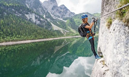 © Fotograf / Naturfreunde / Martin Edlinger / Klack-Klack. Vom erstmaligen Erleben von Ausgesetztheit bis hin zum Umhängen der Karabiner des Klettersteigsets – für Klettersteigneulinge gilt es einiges zu erlernen. Daher: mit einfachen Aufgaben starten. Höhenflug mit Felskontakt: 7 nützliche Tipps (nicht nur) für Klettersteigeinsteiger