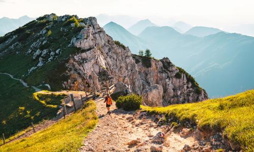 © Fotograf / Region Südalpen / Stefan Filzmoser / Aussichtsreich: schwer, sich (wie hier am Panoramaweg Südalpen) an der Landschaft sattzusehen. Top 20 Weitwanderungen 2024