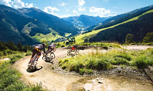 © Fotograf / Region Saalbach-Hinterglemm / Maria Knoll / Wer die Trails gut wählt, kann auch mit der ganzen Familie losziehen. Greenhorns, aufgepasst: Tipps und Tricks für Einsteiger zum Abfahren auf Trails