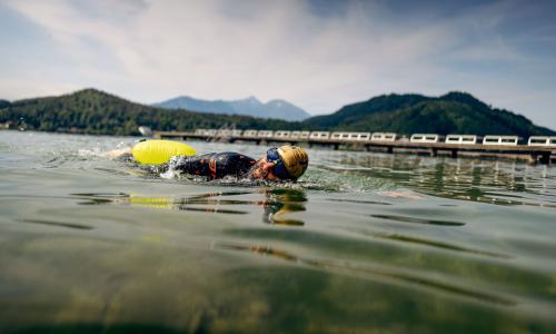 © Tourismusregion / Region Südkärnten / Moderne Brille, Neo und Boje. Ausgestattet wie dieser Schwimmer während des Alpe- Adria-Schwimmcups am Klopeiner See steht, gesetzt die Technik sitzt, dem Abenteuer Freiwasser nichts mehr im Weg. Einfach mal drauflos schwimmen