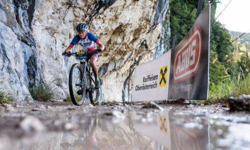 © Fotograf / Erwin Haiden / Spektakuläre Streckenteile wie die Ewige Wand machen die Würze der Trophy aus Salzkammergut-Trophy vom 12. - 14. Juli 2024: Österreichs legendärstes Mountainbike-Rennen unter perfekten Bedingungen!