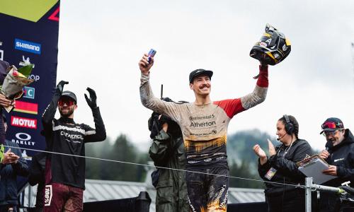 © Fotograf / Monica Gasbichler / Andi Kolb holt 2. Platz in Haute-Savoie. Downhill-Ass Kolb erkämpft sich 2. Platz im Unwetter von Haute-Savoie