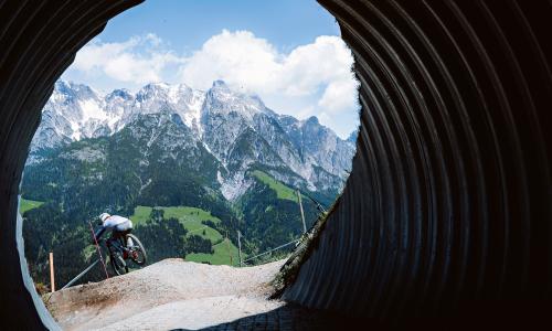 © Fotograf / Bikepark Leogang / Yvonne Hörl / REIN INS VERGNÜGEN. Bikeparks und Trailcenter sind längst kein Metier für Spezialisten mehr, ihre Angebote werden immer vielfältiger und breiter. Die Funparks der Zweiräder: Spannende Insights rund ums Thema Bikepark und Trailcenter