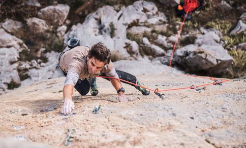 © Fotograf / Salewa / „Grundsätzlich der, an dem ich mich befinde“ – Hanspeter Eisendle auf die Frage nach seinem Lieblingsort in den Dolomiten. Urgestein: Hanspeter Eisendle findet seit über 50 Jahren sein Glück in den Bergen