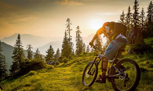 © TVB Radstadt / Lorenz Masser / Magische Aussicht, epische Trails. Wer Touren in fremden Gefilden zum vollen Erfolg machen möchte, muss gut planen. Eine Frage der Planung: Tipps und Tricks für deine nächste Tages- oder Mehrtagestour