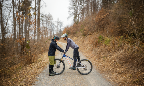 © SPORTaktiv / Thomas Polzer / Wichtigster Schritt: der Sag. Der „Sag“ beschreibt den Negativ-Federweg. Er steht im Herzen des Fahrwerkssetups. Um ihn zu ermitteln, in Fahrposition auf die Pedale stellen und vom Partner gehalten Gabel und Dämpfer ordentlich durchfedern. Vorsicht: Finger weg von den Bremsen! Christoph ‚Crisu‘ Eder