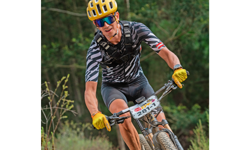 © Fotograf / Cape Epic / Gore Schifris; Thomas Polzer / Theorie und Praxis. Wettkämpfeinsätze wie beim Cape Epic in Südafrika nutzt der Sportmediziner Robert Fritz auch, um Wettkampfernährung in der Praxis zu erproben und Erkenntnisse auch von anderen Teilnehmern zu erfragen. rennstoff1.png