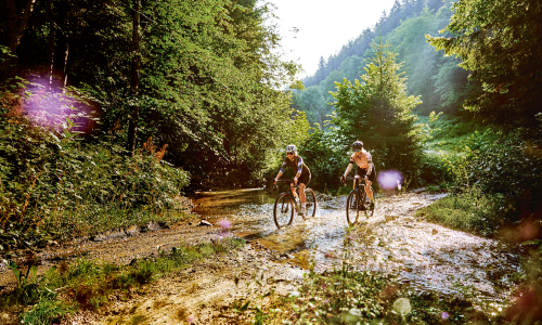 © Fotograf / TVB Oststeiermark / Markus Lang Bichl / Stimmungsvoll. Graveln im Herbst wie hier am Waldbach in der Oststeiermark kann ein ganz besonderes Erlebnis sein. Herbst-Zeit = Gravel-Zeit: Wertvolle Tipps für einen stimmungsvollen Ausklang der Gravelsaison